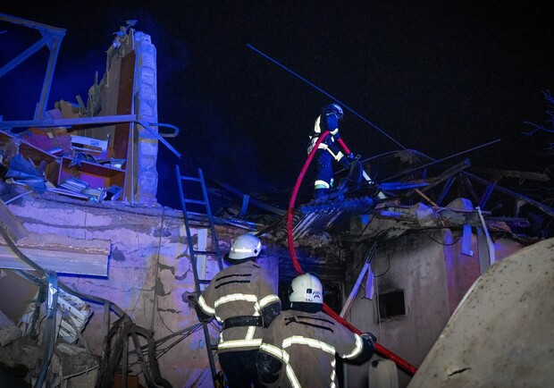 Рятувальники на місці обстрілу. 