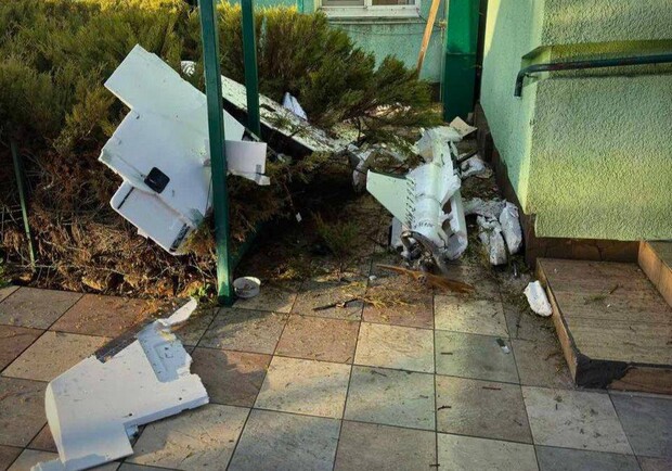 Уламки БпЛА біля будинку. 