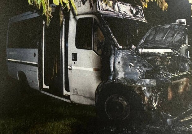 Мікроавтобус після підпалу. 