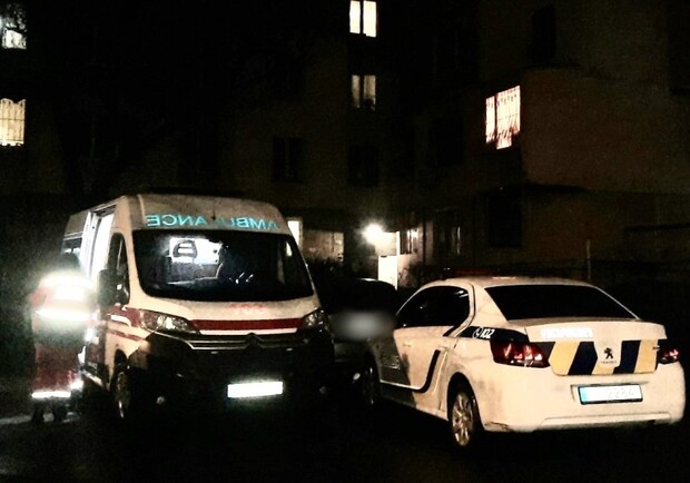 Автомобиль полиции и скорая помощь возле дома, где произошел взрыв. 