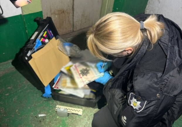 Полицейская работает в квартире, где произошел взрыв. 