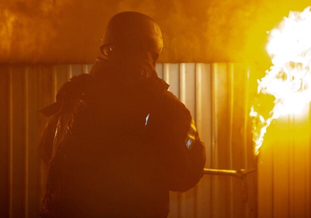 Спасатель на месте пожара. 