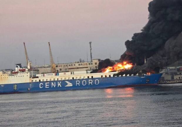 В Одессе после взрывов загорелось судно: травмирован, официальные службы проверяют последствия