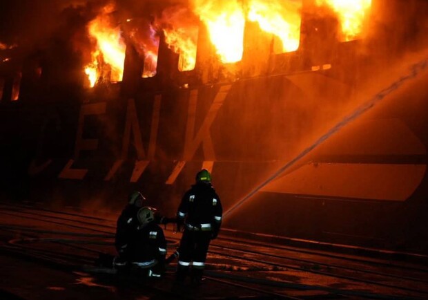 Спасатели на месте пожара 