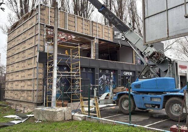 Демонтаж забудови на проспекті Небесної Сотні. 