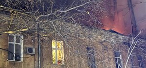 В Одесі БпЛА впав на будинок: спалахнула пожежа