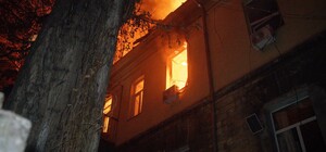 Пожар в доме и повреждение лицея: последствия вечернего обстрела Одессы
