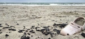 В Одесі продовжують очищувати узбережжя після забруднення олійними речовинами