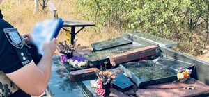 В Одесі вандал пошкодив понад 80 пам'ятників на кладовищі: як його покарав суд
