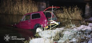 В Харькове спасатели достали из реки Лопань автомобиль (фото)