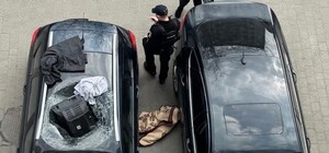 У Львові чоловік викинув з вікна телевізор, який розтрощив припаркований автомобіль 