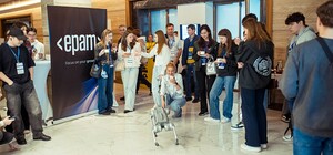 В Одессе студенты показали перчатку-сапера за 30 долларов и приложение для сна во время тревог