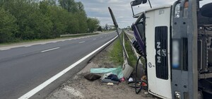 Під Харковом перекинулася вантажівка