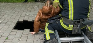 Пропасть посреди тротуара: в Одессе 10-летняя девочка упала в 4-метровую яму