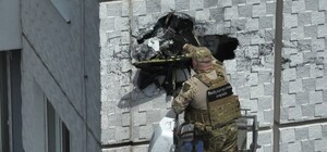 Попал, но не сдетонировал: Одессе БпЛА застрял в стене многоэтажки