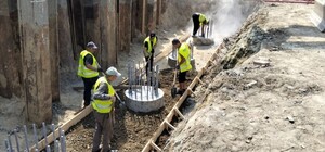  Будівництво шляхопроводу на Рясне: розпочали підготовку до бетонування насадки на яку кріпитимуть мостові балки