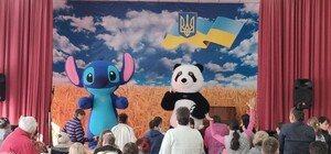 Стихи, музыка и ростовые куклы: в Одессе состоялся благотворительный концерт в доме престарелых