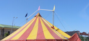 На площади Свободы циркачи разрушают брусчатку и устанавливают безголовые куклы