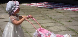 На одесском параде колясок победили Красная шапочка и королевская семья