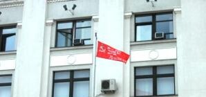 За красные флаги, поднятые в Луганске, облсовет будет отвечать в суде