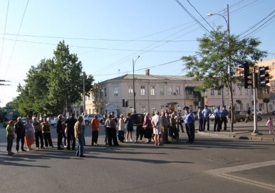 Одесситы перекрыли дорогу.
Фото - dumskaya.net.
