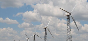 Фоторепортаж: Под Донецком установили десять громадных ветряков 