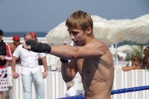 Боксеры показали свои силы на глазах у публики. Фото: Алексей Лесик