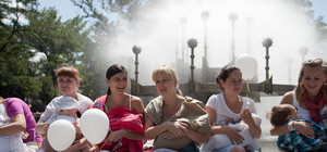 60 луганских мамочек одновременно  кормили грудью малышей и запускали молочный салют