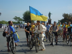 Велосипедисты проехали через половину города. Фото: Валерия Егошина