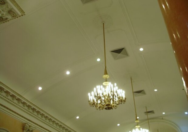 Потолок в Большом зале теперь не нервирует мэра.
Фото - Анна Грищук.