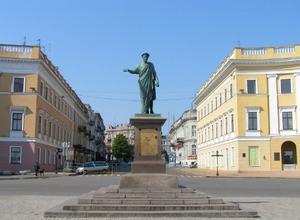 У самого известного одесского памятника регулярно появляются "собратья". Фото с сайта:  img.nr2.ru