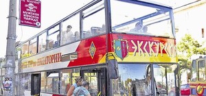 Первым в Крыму двухэтажным автобусом-кабриолетом рулит музыкант-виртуоз