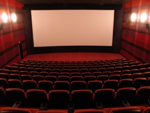 Любители кино могут устроиться в кинозале и продлить свое лето осенью. Фото с сайта: sostav.ru
