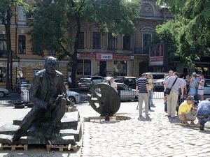Памятник Бабелю расположен в самом центре Одессы. Фото-odessa.kp.ua