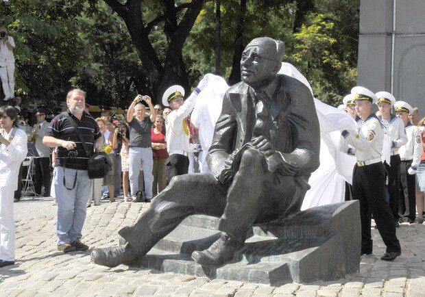 Памятник Бабелю. Фото: www.odessa-life.od.ua