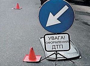 На мокрой дороге "поцеловались" сразу несколько машин. Фото с сайта: paralel-media.com.ua