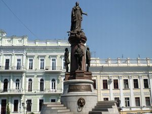 Одесситы и гости города любят фотографироваться у памятника Екатерине. Фото-obozrevatel.com