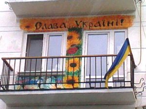 Так выглядел балкон до того, как его закрасили. Фото-Виктория Сибирь