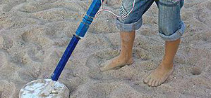 Старушка нашла кольцо с бриллиантом на одесском пляже