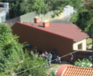 Правоохранители дом обстреляли, но за собой не прибрались. Фото с сайта: reporter.com.ua