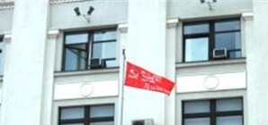 Националисты не успокаиваются: в Луганске судятся из-за красных флагов