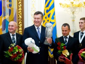 Виктор Янукович тоже не остался без подарков. Фото-пресс-служба Президента. 