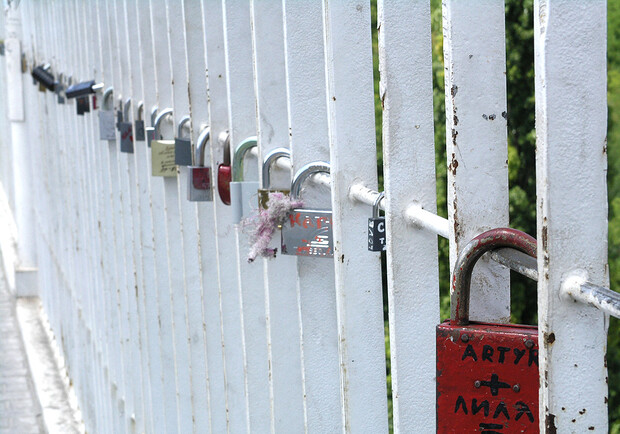 Замочки на Тещином мосту - давняя одесская традиция. Фото с сайта: club.foto.ru