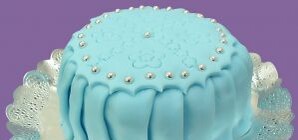 В Киеве из крема сделали стадион, футбольные бутсы и Славека со Славком