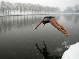 Мужчина каждый день проводит час в ледяной воде. Фото-sportpicture.ru