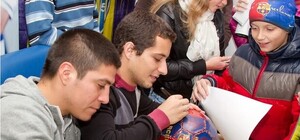 Как Старцев, Бланко и Кристальдо автографы раздавали