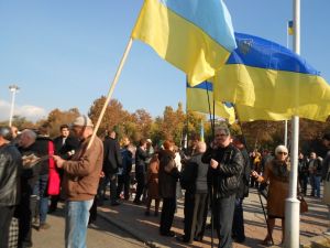 Люди митинговали под обладминистрацией. Фото-048.ua