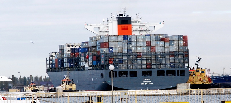 В порту гостил огромный контейнеровоз. Фото: пресс-служба 
ОМТП.