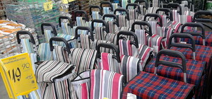 Назад в 90-е: В Донецке снова популярны 