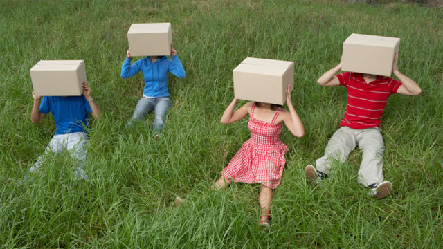 Люди в коробках на голове заполонят ТЦ. Фото с сайта: arstechnica.com